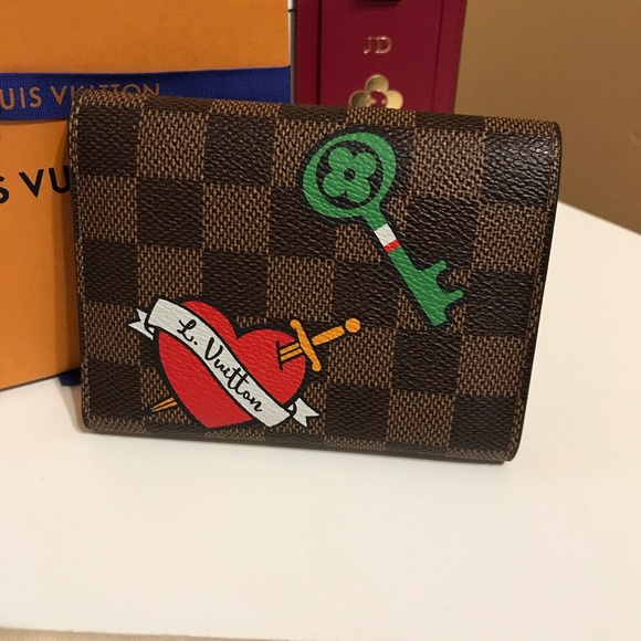 ❤️SOLD❤️Louis Vuitton Victorine Wallet Patches DE - Picture 2 of 8